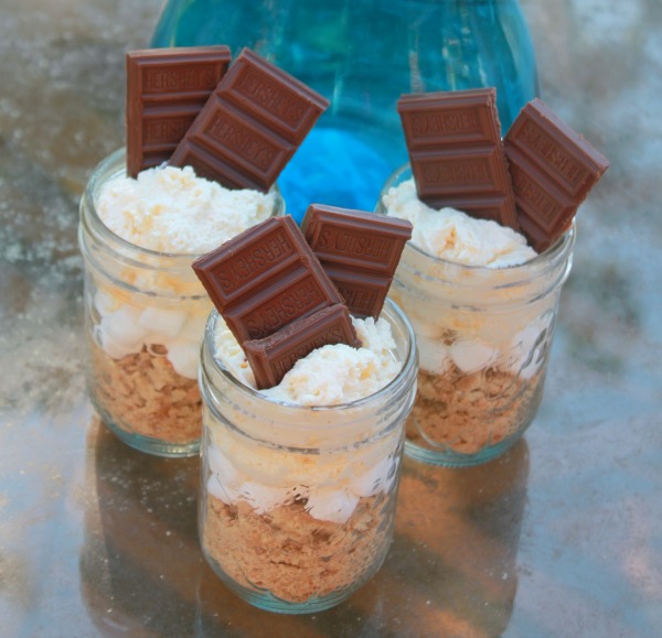 These mini no bake smores cheesecakes are a quick and easy dessert for summer evenings. 