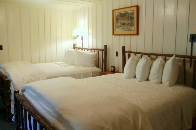 cabin-bedroom-at-high-hampton